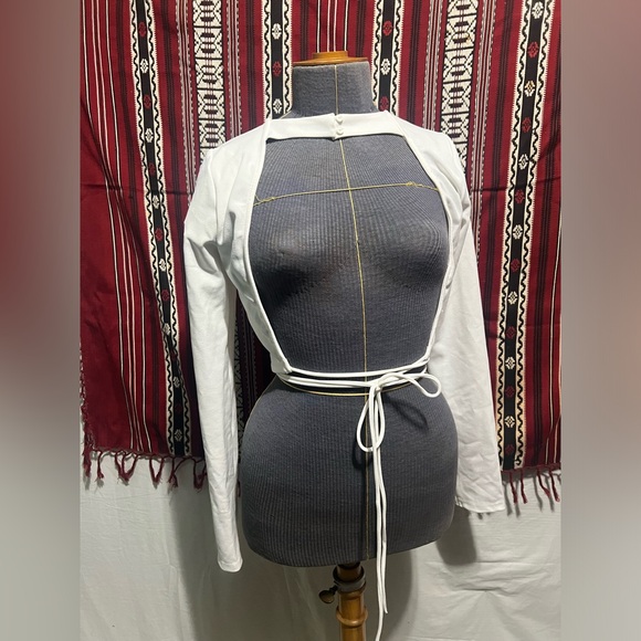 White crop top with back out and wrap around the waist straps - Picture 4 of 5